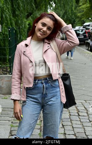 Lidia Santangelo aka Chiara am Set bei Dreharbeiten zur Reality-Daily-Soap `Berlin - Tag und Nacht`am Paul-Lincke-Ufer. Berlin, 29.08.2022 Stockfoto